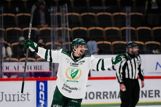 Färjestads David Tomasek jublar