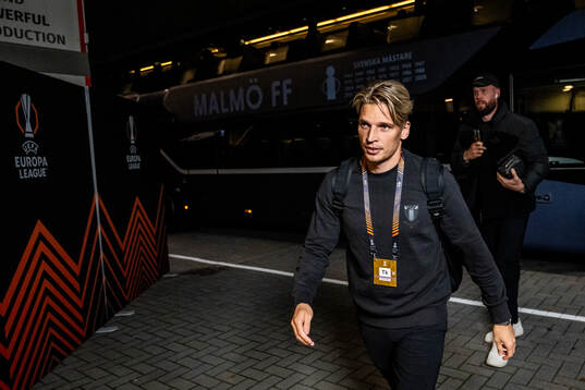 Jens Stryger Larsen of Malmö FF arrives to the stadium