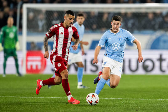 Chiquinho of Olympiacos and Lasse Berg Johnsen of Malmö FF