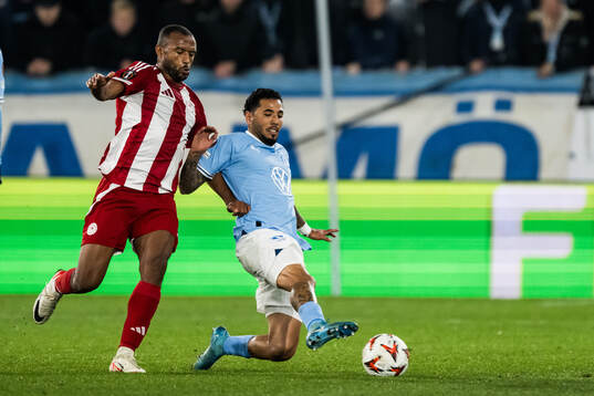 Ayoub El Kaabi of Olympiacos and Sergio Pena of Malmö FF