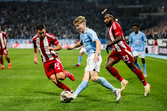 Hugo Bolin of Malmö FF against Santiago Hezze and Rodinei