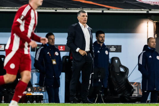 Head coach José Luis Mendilibar of Olympiacos