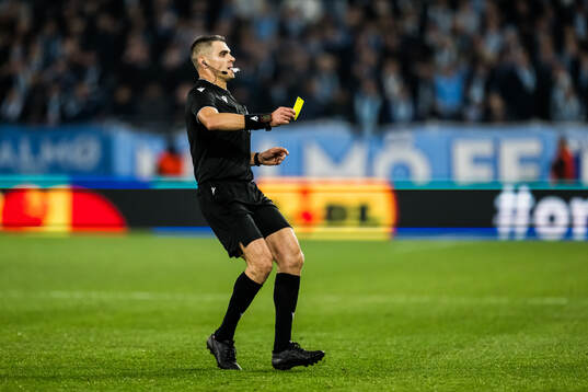 Referee Simone Sozza