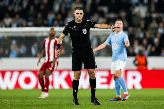 Referee Simone Sozza