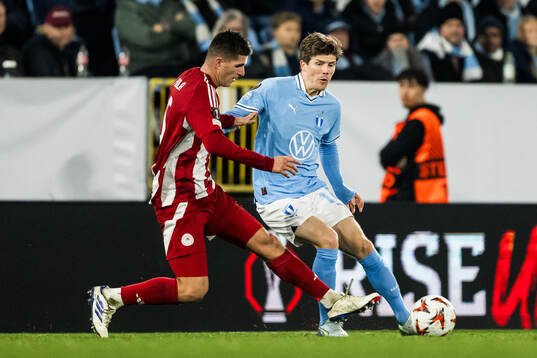 Lorenzo Pirola of Olympiacos and Oliver Berg of Malmö FF