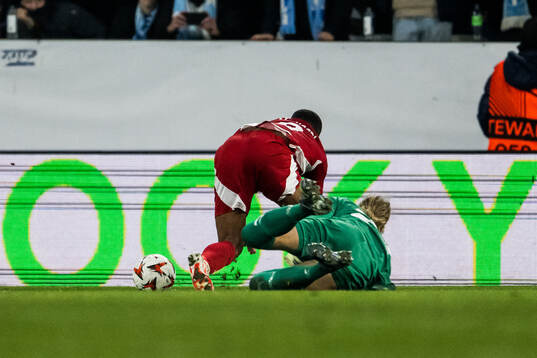 Ayoub El Kaabi of Olympiacos and Johan Dahlin of Malmö FF