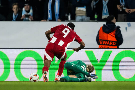 Ayoub El Kaabi of Olympiacos and Johan Dahlin of Malmö FF