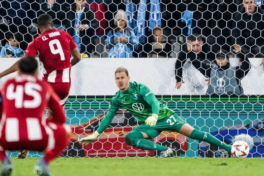 Ayoub El Kaabi of Olympiacos and goalkeeper Johan Dahlin of