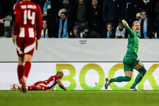 Ayoub El Kaabi of Olympiacos and Johan Dahlin of Malmö FF