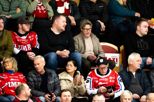 Timrås fd tränare Anders Ante Karlsson sitter i publiken