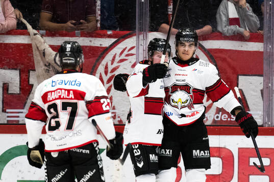 Malmö Redhawks Axel Sundberg jublar