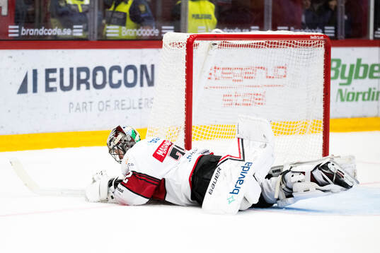 Malmö Redhawks målvakt Daniel Marmenlind räddar straff