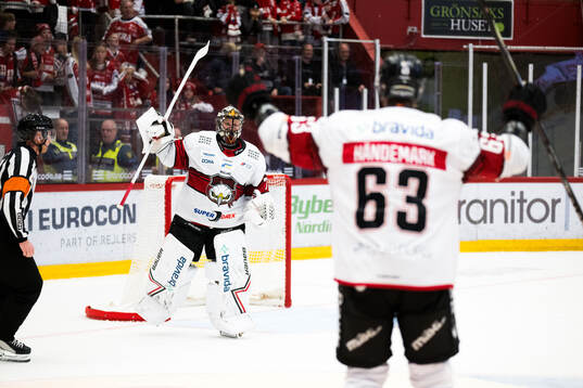 Malmö Redhawks målvakt Daniel Marmenlind jublar