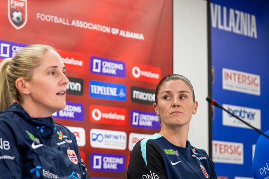 Head coach Gemma Grainger and Maren Mjelde of the Norwegian