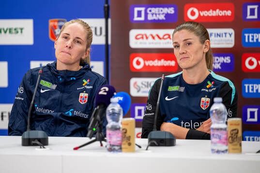 Head coach Gemma Grainger and Maren Mjelde of the Norwegian