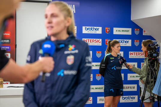 Head coach Gemma Grainger and Maren Mjelde of the Norwegian