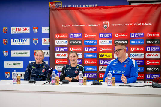 Head coach Gemma Grainger, Maren Mjelde and media officer