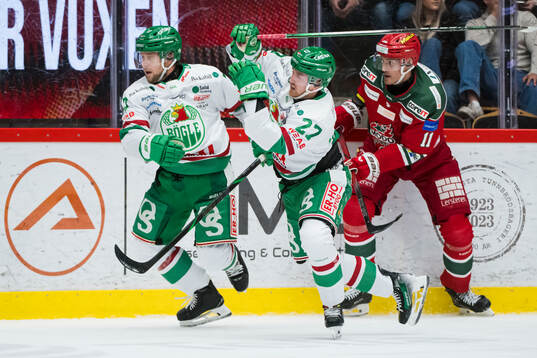 Rögles Linus Sjödin med Jesper Pettersson och Modos