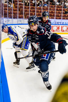 Linköpings Nicholas Shore och ???under ishockeymatchen i