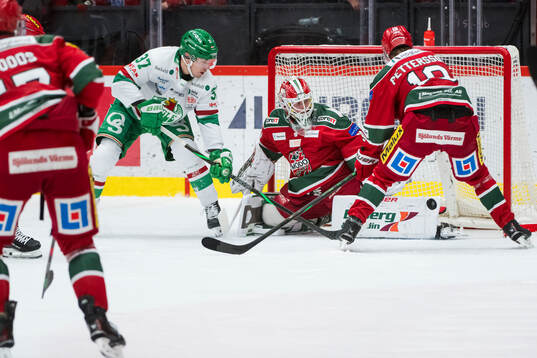 Modos målvakt Lassi Lehtinen och Rögles Albin Sundsvik