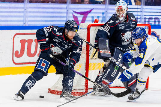 Linköpings Adam Hofbauer och Leksands Justin Glenn Kloos