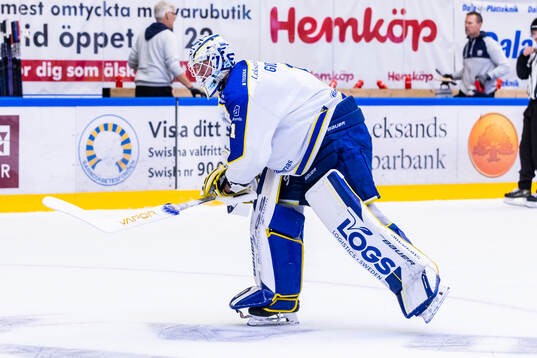 Leksands målvakt Marcus Gidlöf jublar