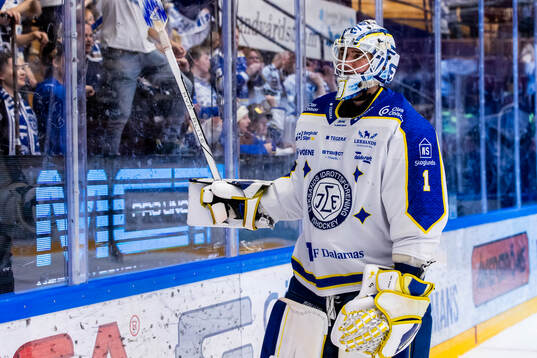 Leksands målvakt Marcus Gidlöf jublar