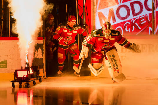 Modos målvakt Lassi Lehtinen och Riley Woods  gör entré