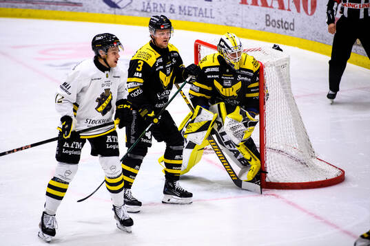 AIKs Scott Pooley och Västerås Niklas Folin och målvakt
