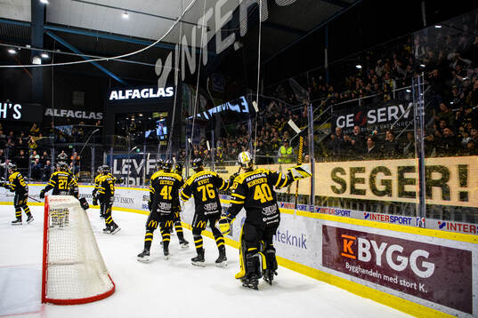 Västerås spelare jublar med klacken