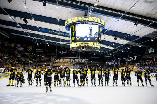 Västerås spelare jublar