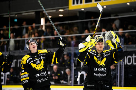 Västerås Simon Zether och målvakt Rasmus Korhonen jublar