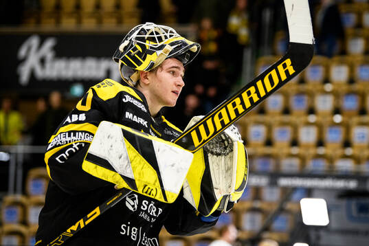 Västerås målvakt Rasmus Korhonen jublar