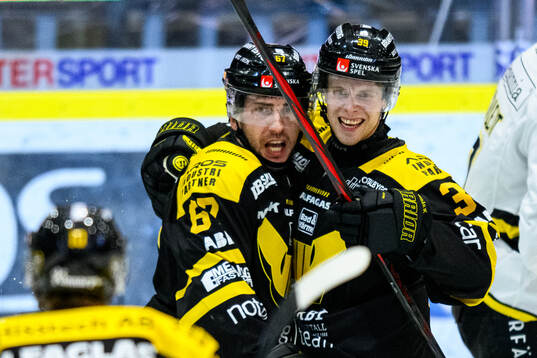 Västerås Konstantin Komarek jublar med Elias Ekström