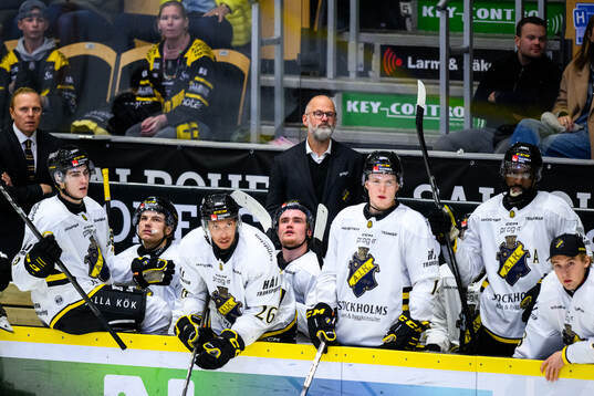 AIKs tränare Markus Åkerblom och spelare deppar