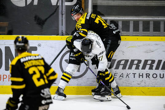 AIKs Alfred Barklund och Västerås Oskar Kvist