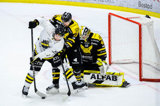 AIKs Jordan Bellerive mot Västerås Jimmie Jansson och