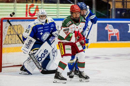 Leksands målvakt Emma Polusny och Modos Maja Grundström