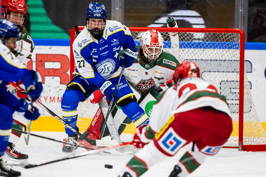 Leksands Shay Maloney  och Modos målvakt Andrea Brändli
