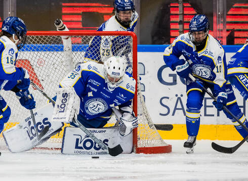 Leksands målvakt Emma Polusny och Kiira Yrjänen