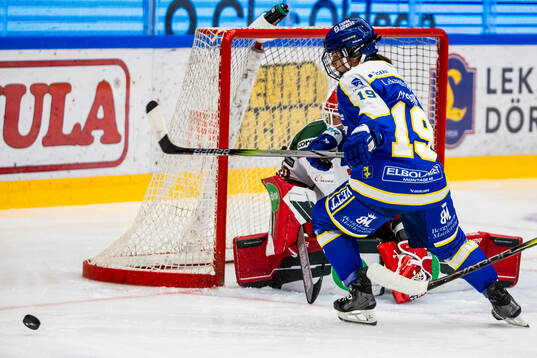 Leksands Lillian George  och Modos målvakt Andrea Brändli