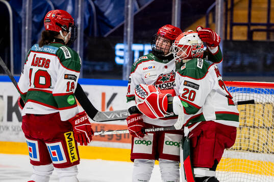Modos målvakt Andrea Brändli jublar