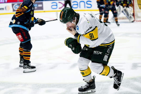 Björklövens Oscar Tellström har ont