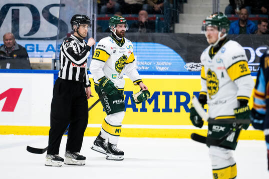 Björklövens Theoklis Theocharidis lämnar planen