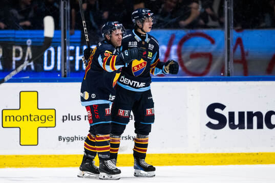 Djurgårdens Tyler Kelleher och Victor Eklund jublar