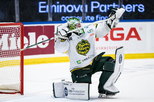 Björklövens målvakt Joona Voutilainen jublar