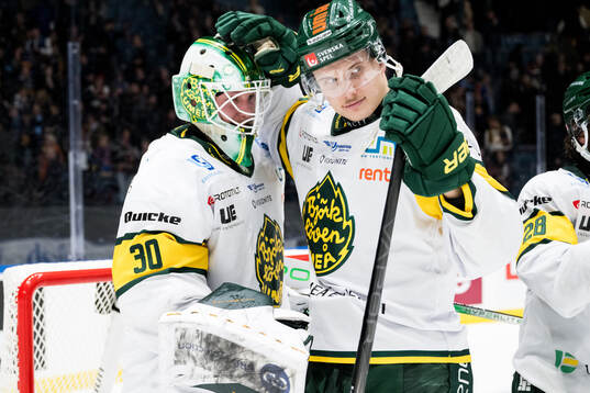 Björklövens målvakt Joona Voutilainen jublar