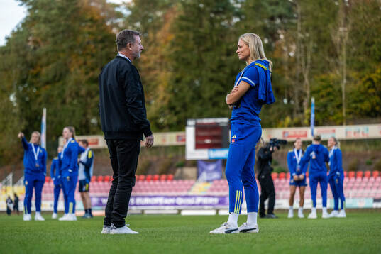 Head coach Peter Gerhardsson and Fridolina Rolfö of Sweden