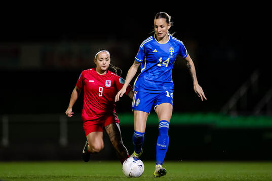 Amy Thompson of Luxembourg and Nathalie Björn of Sweden