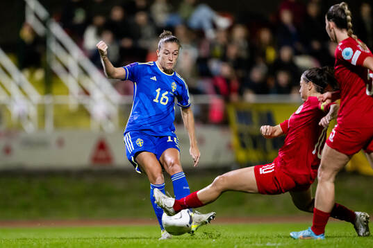 Filippa Angeldahl of Sweden and Laura Miller of Luxembourg
